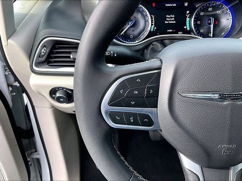 Used 2023 Chrysler Pacifica Touring-L FWD image 16