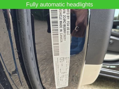 Used 2024 Chrysler Pacifica Touring-L FWD image 23