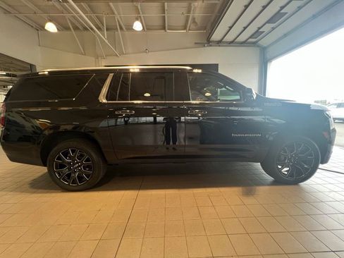 Used 2023 Chevrolet Suburban High Country AWD/4WD image 13