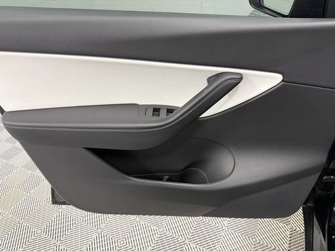 Used 2022 Tesla Model Y Long Range AWD/4WD image 11