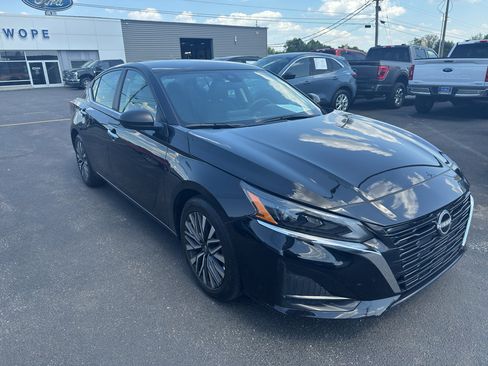 Used 2025 Nissan Altima 2.5 SV FWD image 2