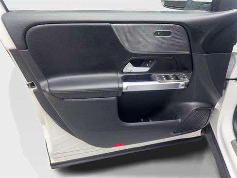 Used 2022 Mercedes-Benz GLB 250 w/ Premium Package Lite image 28