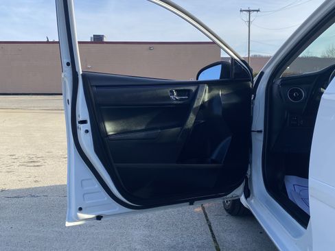 Used 2018 Toyota Corolla SE image 3