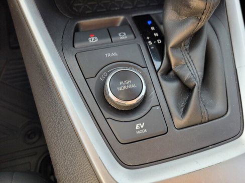 Used 2021 Toyota RAV4 XLE Premium image 31