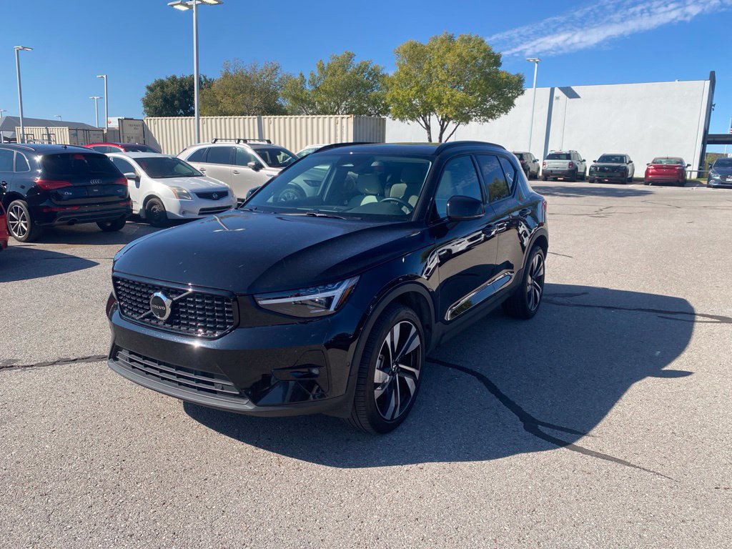 Used 2024 Volvo XC40 B5 Ultimate w/ Protection Package Premier AWD/4WD image 1