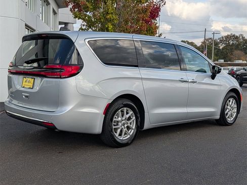 Used 2024 Chrysler Pacifica Touring-L image 4