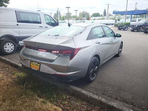 Used 2021 Hyundai Elantra SEL w/ Preferred Accessory Package FWD image 3