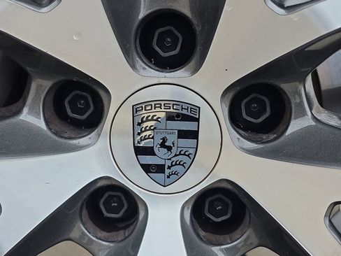Certified 2025 Porsche Macan AWD/4WD image 12