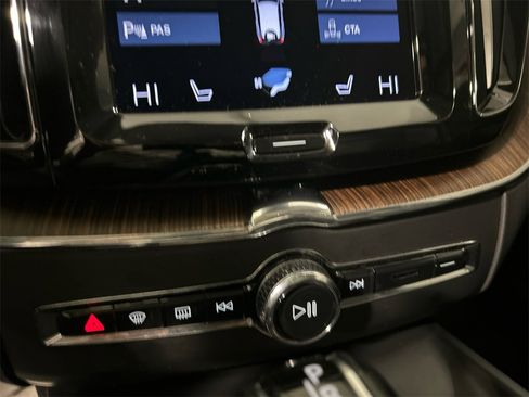 Certified 2021 Volvo XC60 T5 Momentum w/ Premium Package image 18