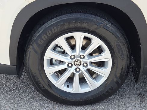Used 2024 Toyota Grand Highlander XLE FWD image 7
