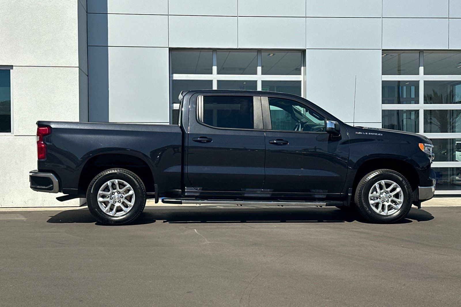 Used 2023 Chevrolet Silverado 1500 LT RWD image 3