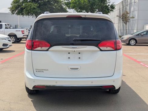 Used 2018 Chrysler Pacifica Touring-L w/ Premium Audio Group image 6