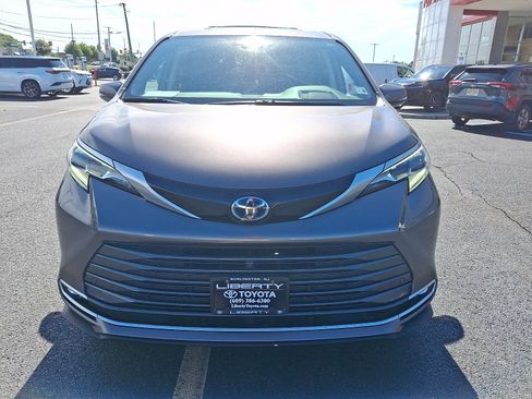 Used 2024 Toyota Sienna Platinum AWD/4WD image 2