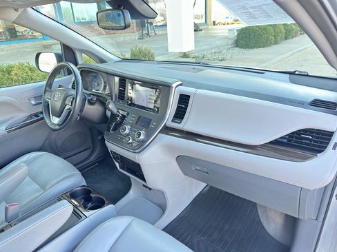Used 2018 Toyota Sienna XLE Premium image 29