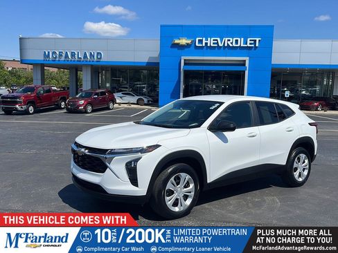 Used 2025 Chevrolet Trax LS FWD image 1