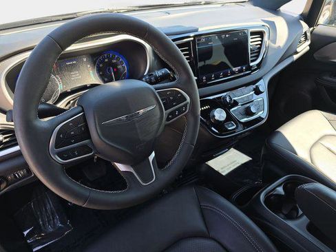 Used 2025 Chrysler Pacifica Select FWD image 20
