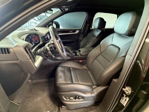 Used 2025 Porsche Cayenne Base image 8