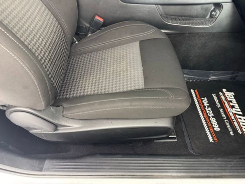 Used 2023 Dodge Challenger SXT image 27