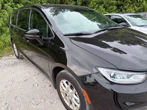 Used 2025 Chrysler Pacifica Select FWD image 3