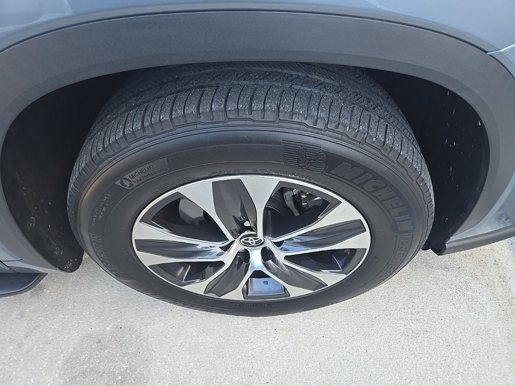 Used 2022 Toyota Highlander XLE FWD image 4