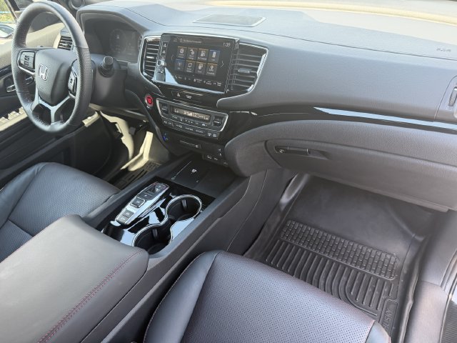 Used 2025 Honda Ridgeline Black Edition image 5