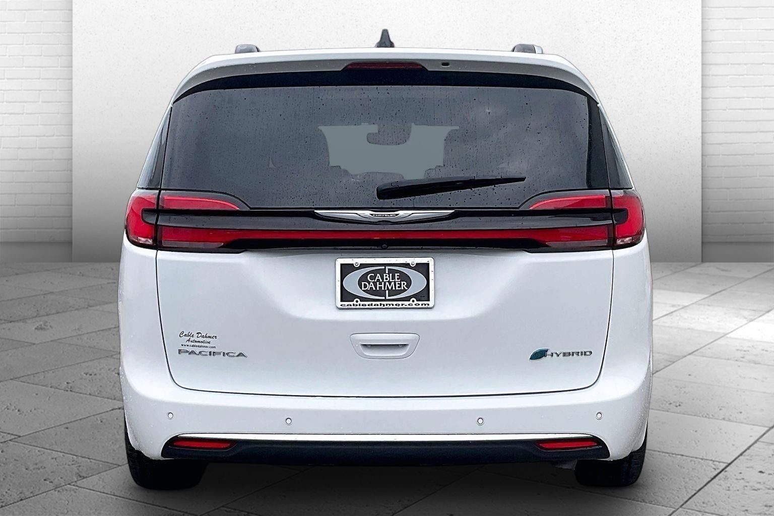 Used 2023 Chrysler Pacifica Pinnacle FWD image 3