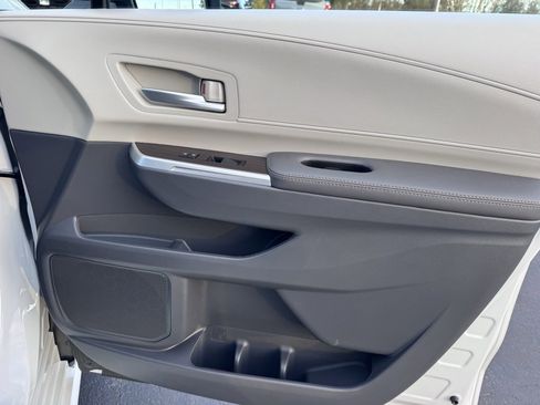 Used 2024 Toyota Sienna XLE image 25