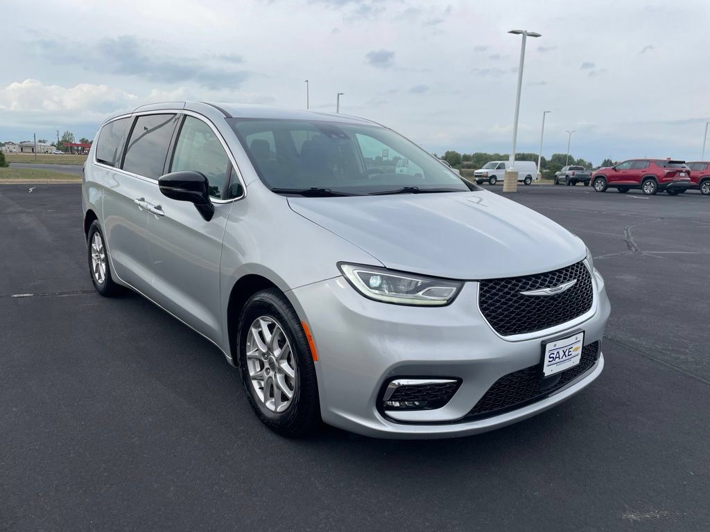 Used 2024 Chrysler Pacifica Touring-L FWD image 7