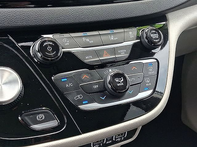 Used 2024 Chrysler Pacifica Touring-L FWD image 19