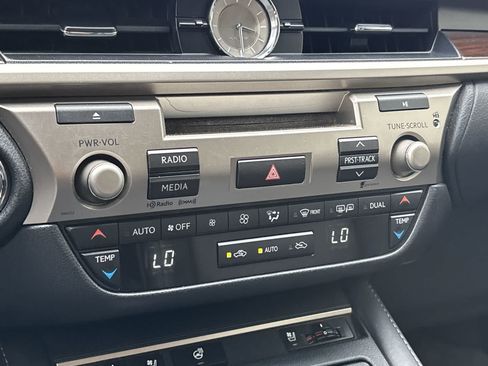 Used 2016 Lexus ES 350 w/ Premium Package w/Wood Trim FWD image 19