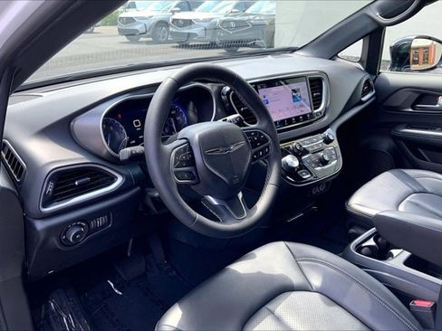 Used 2025 Chrysler Pacifica Select FWD image 14