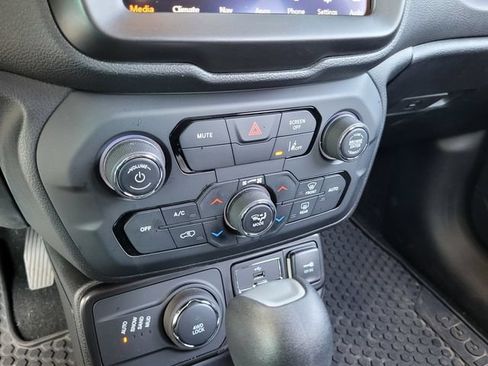 Used 2023 Jeep Renegade Latitude AWD/4WD image 20