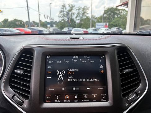 Used 2019 Jeep Cherokee Trailhawk w/ Comfort/Convenience Group AWD/4WD image 28