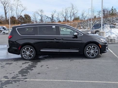 New 2026 Chrysler Pacifica Pinnacle w/ Trailer Tow Group AWD/4WD image 4