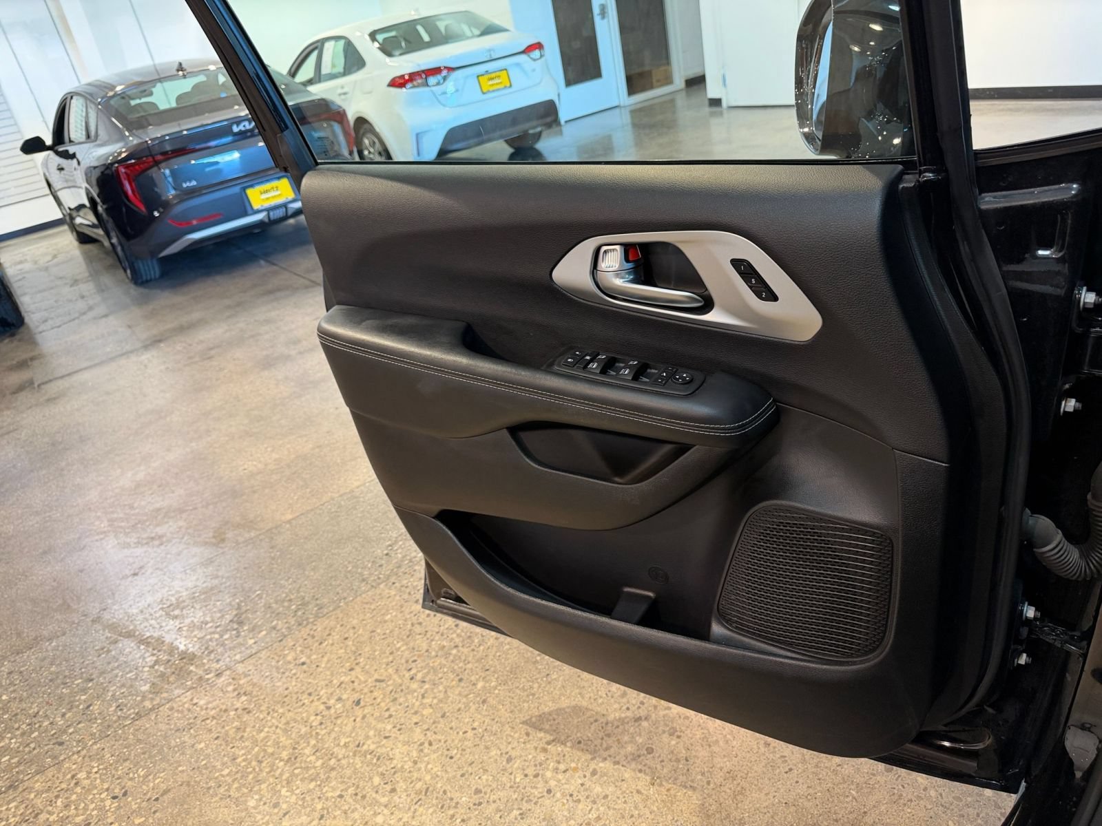 Used 2025 Chrysler Pacifica Limited FWD image 18