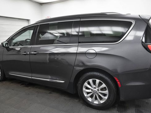 Used 2018 Chrysler Pacifica Touring-L Plus image 5