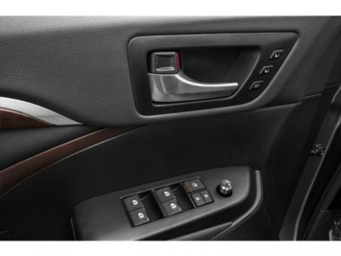Used 2015 Toyota Highlander XLE AWD/4WD image 18