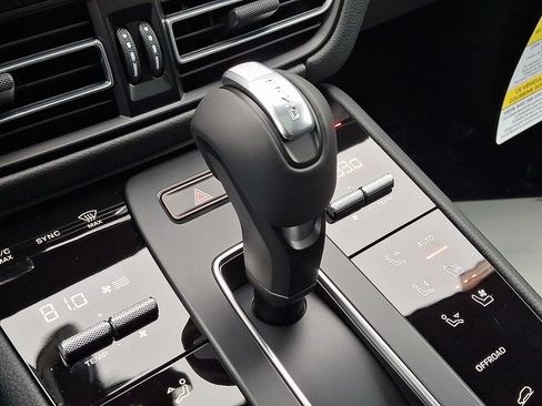 Used 2025 Porsche Macan image 17