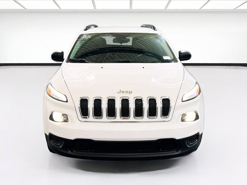Used 2016 Jeep Cherokee Sport FWD image 2