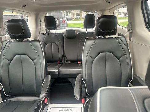 Used 2024 Chrysler Pacifica Limited image 29