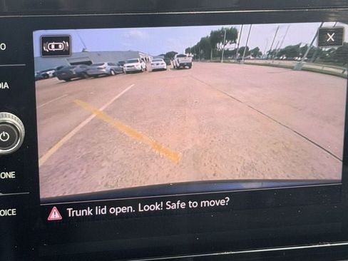 Used 2025 Volkswagen Taos SE FWD image 16