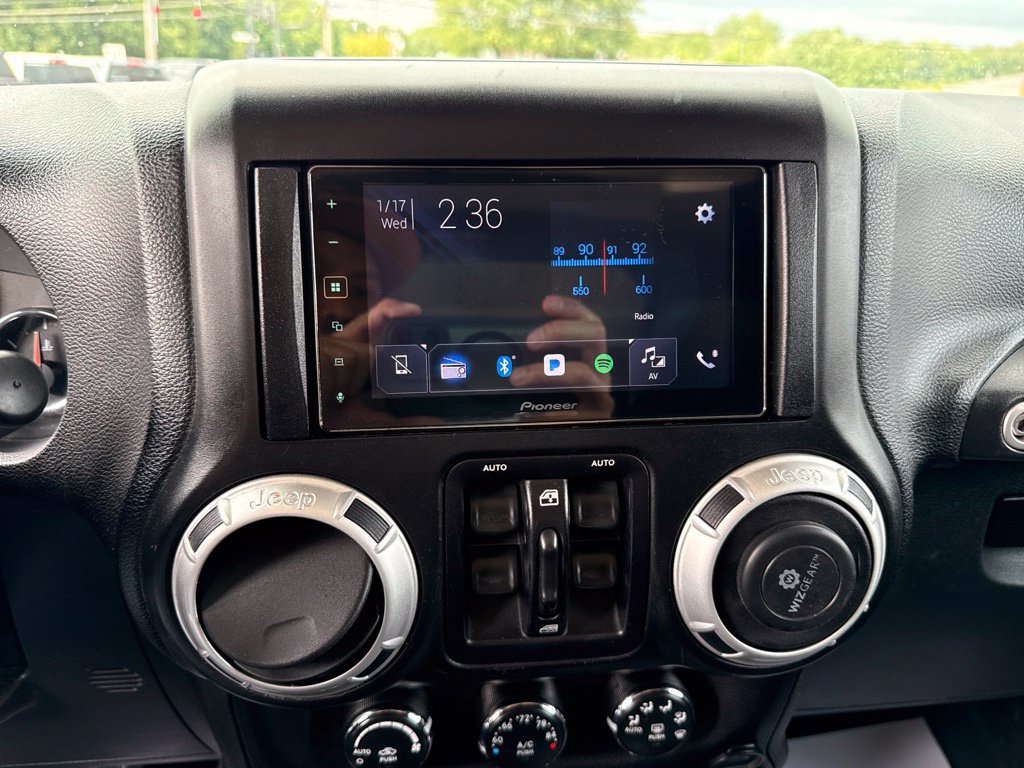 Used 2014 Jeep Wrangler Unlimited Rubicon w/ Connectivity Group AWD/4WD image 27