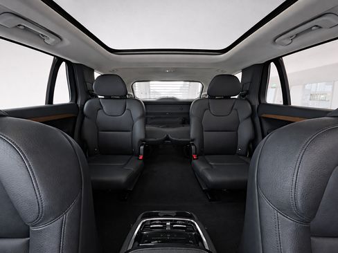 Certified 2023 Volvo XC90 T8 Plus AWD/4WD image 18
