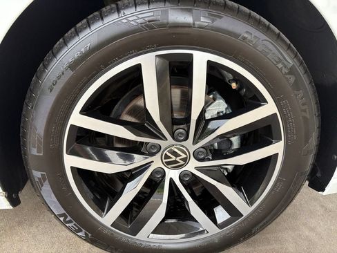 Certified 2025 Volkswagen Jetta SE w/ Sunroof Package FWD image 28