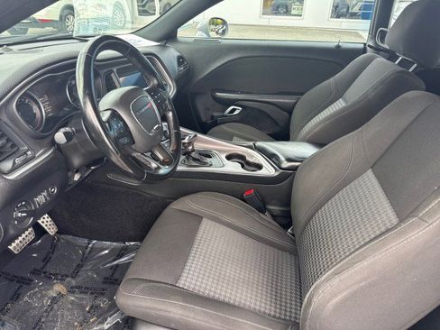 Used 2022 Dodge Challenger SXT image 6