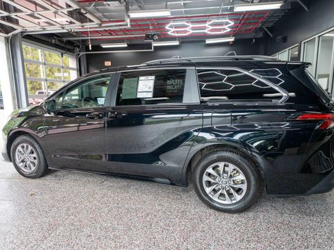 Used 2022 Toyota Sienna LE FWD image 2