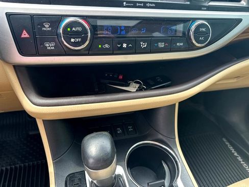Used 2019 Toyota Highlander Limited image 22