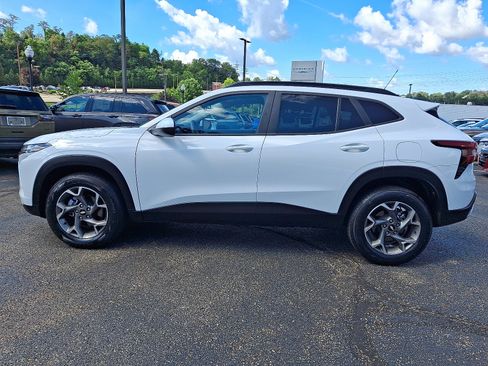 Used 2025 Chevrolet Trax LT FWD image 7