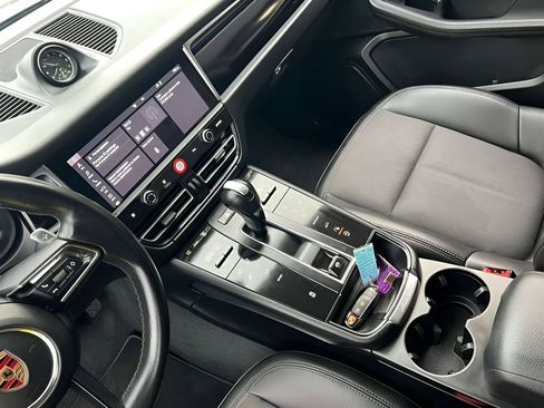 Used 2024 Porsche Macan T image 22