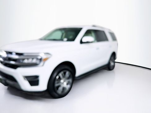 Used 2024 Ford Expedition Limited image 3